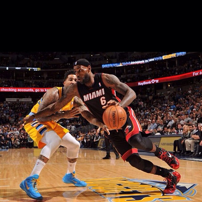 LBJ11客场配色,LBJ11,LeBron 11 LBJ11客场配色 詹姆斯赛场穿着黑红配色 LeBron 11 ＂Away＂