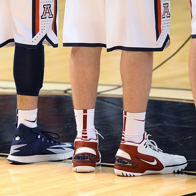 Nike Air Zoom Generation 詹姆斯第一代签名球鞋 Nike Air Zoom Generation ＂First Game＂ 现身 NCAA 赛场