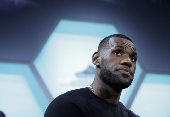 LBJ12,LeBron 12 LBJ12 詹姆斯谈论 LeBron 12 和复刻他的首款战靴