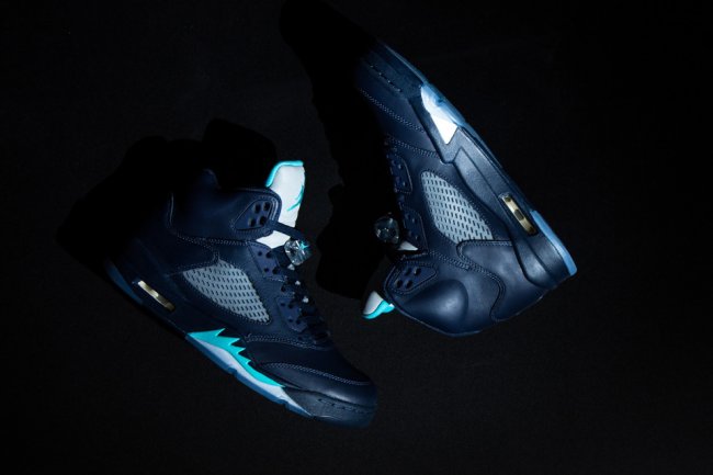 136027-405,AJ5,Air Jordan 5 136027-405AJ5午夜蓝 午夜蓝 Air Jordan 5 “Hornets”发售信息