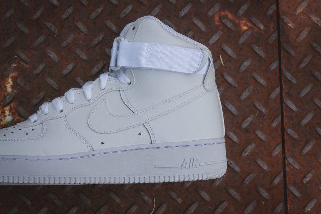 AF1,Air Force 1,Air Force 1 Hi AF1 经典依旧，Nike Air Force 1 High ’07 纯白实物近赏