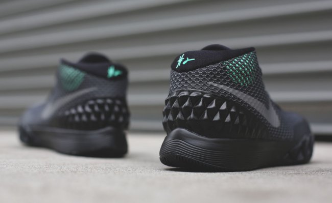 705277-001,Kyrie 1,Nike 705277-001 九月登场，Nike Kyrie 1 “Green Glow” 实物近赏