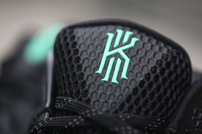 705277-001,Kyrie 1,Nike 705277-001 九月登场，Nike Kyrie 1 “Green Glow” 实物近赏