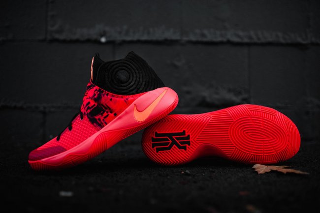 820537-680,Kyrie 2,Nike 819583-680 1 月 1 日发售，Kyrie 2 “Inferno” 美图欣赏