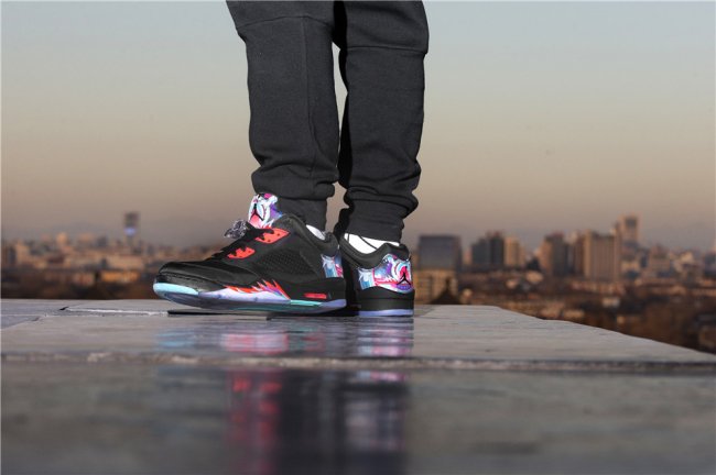 除了产品本身的设计,设计师还将风筝独具匠心地与鞋盒巧妙结合在一起