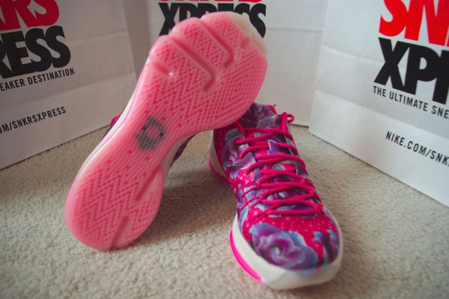 819148-603,KD8 819148-603乳腺癌 KD 8 “Aunt Pearl” 完整实物图赏