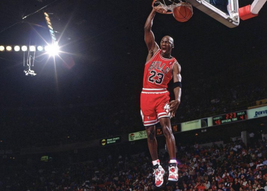 首战乔丹投中了一个20尺的跳投绝杀.