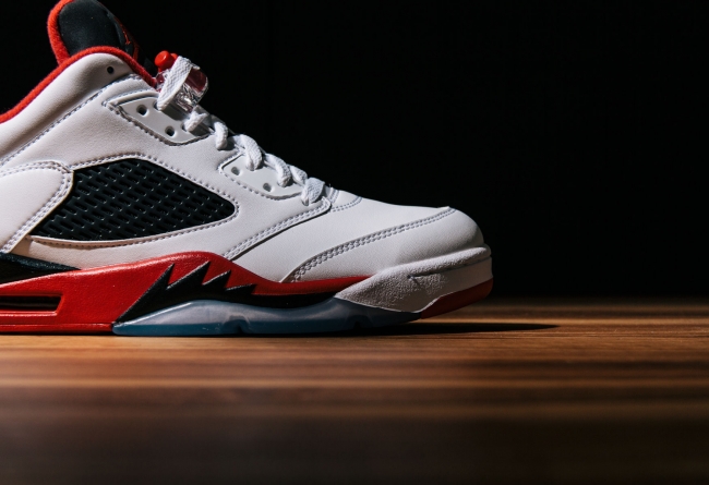 819171-101,AJ5,Air Jordan 5 819171-101AJ5低帮 本周发售提醒：Air Jordan 5 Low “Fire Red” 白红