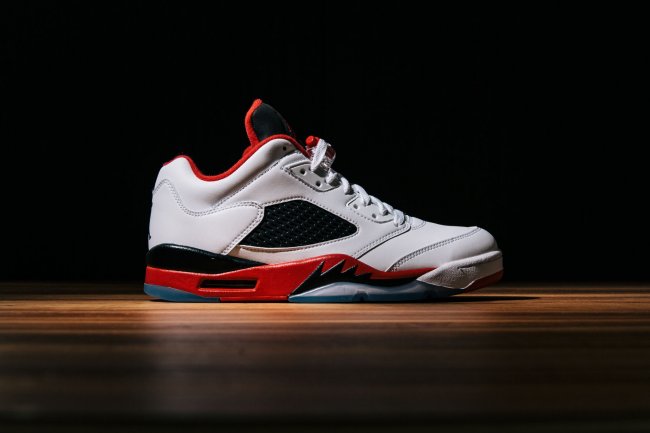 819171-101,AJ5,Air Jordan 5 819171-101AJ5低帮 本周发售提醒：Air Jordan 5 Low “Fire Red” 白红