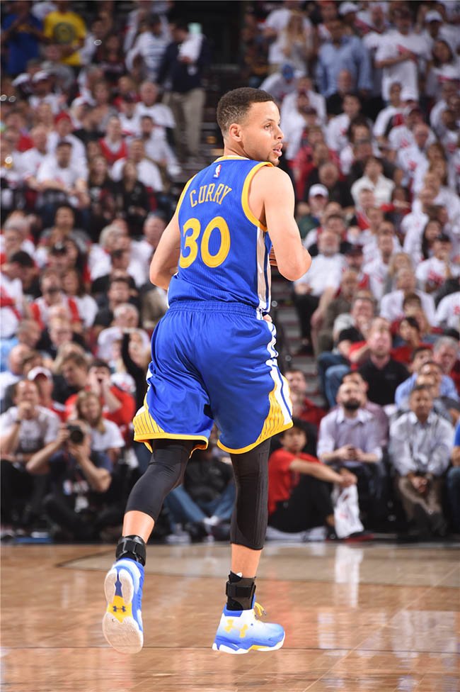 加时独揽 17 分,库里上脚 under armour curry 2.5 pe