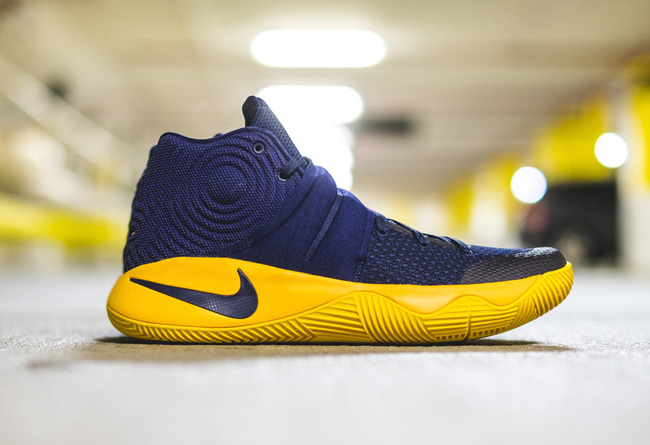 819583-447,Kyrie 2,Nike 819583-447 售价 ￥800，Kyrie 2 “Cavs” 带来纯正的蓝黄骑士配色