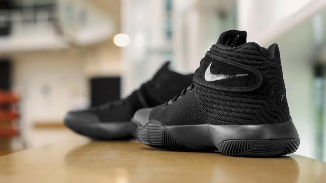 Kyrie 2,Nike  新款连续发！Kyrie 2 “Triple Black” 全黑登场