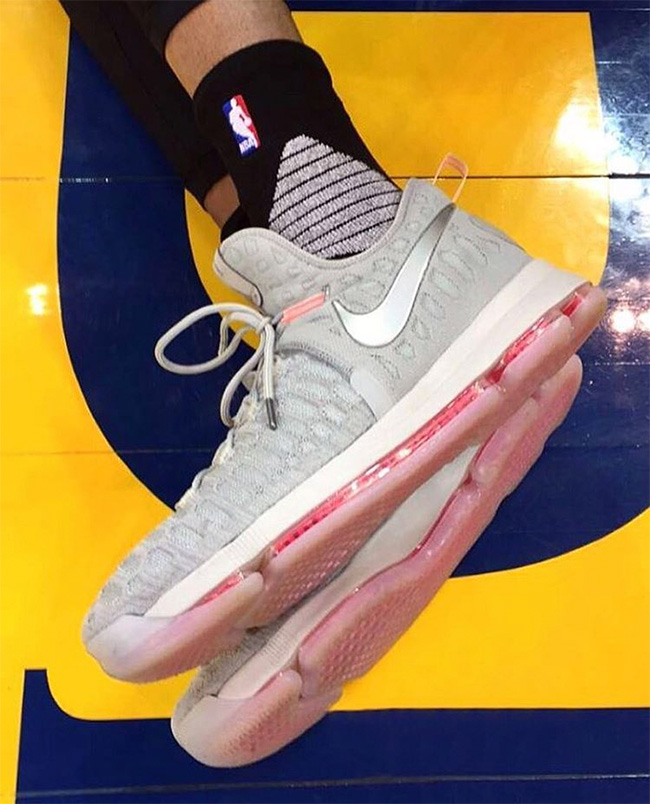 KD9,Nike  这双 KD 9 和上面的激励文字，并没有给阿杜带来好运