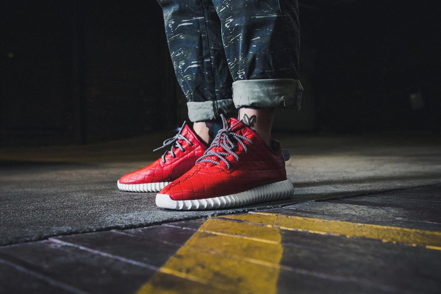 Yeezy 350 Boost,Yeezy 550 Boos  华丽的车线纹理，Yeezy 350 Boost “Red” 定制鞋款