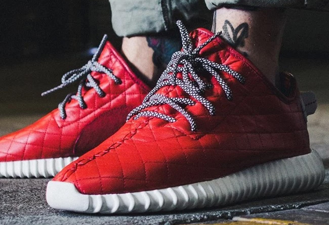 Yeezy 350 Boost,Yeezy 550 Boos  华丽的车线纹理，Yeezy 350 Boost “Red” 定制鞋款