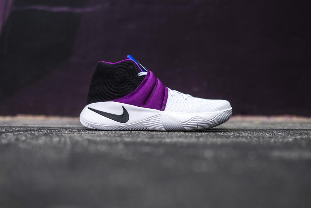 820537-104,Kyrie 2,Nike 820537-104 经典的跨界，Kyrie 2 “Ky-rache” 现已发售