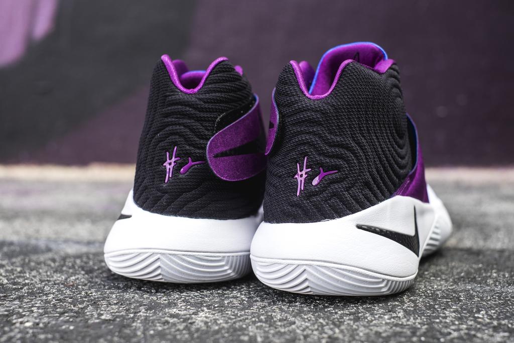 820537-104,Kyrie 2,Nike 820537-104 经典的跨界，Kyrie 2 “Ky-rache” 现已发售