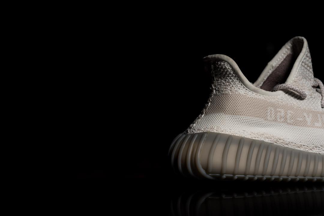 更具小白鞋气质的这款椰子新品,提供百搭机会的同时,yeezy 的潮流气息