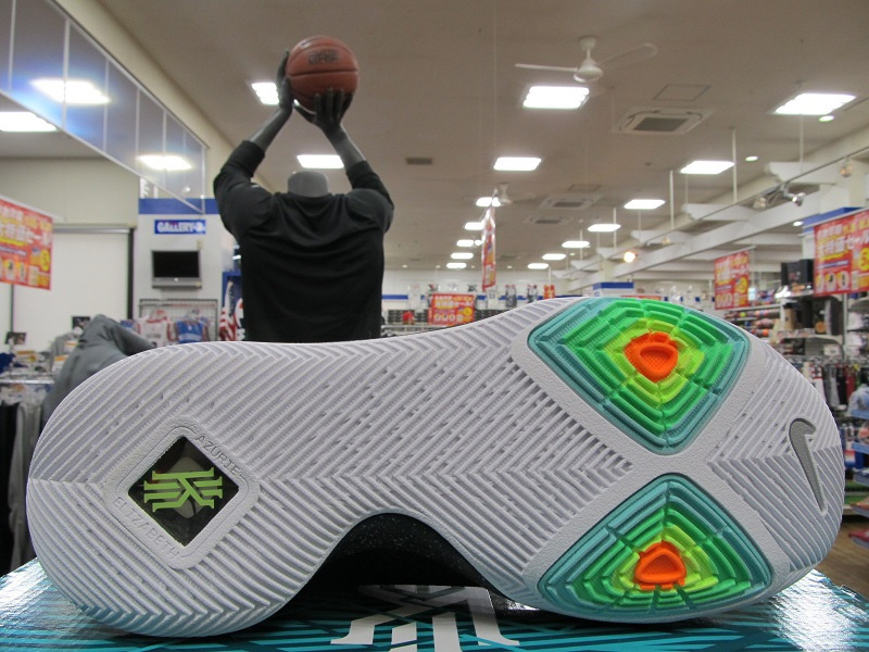 852395-018,Kyrie 3,Nike 852395-018 圣诞大礼！Kyrie 3 首发配色将于本周末发售