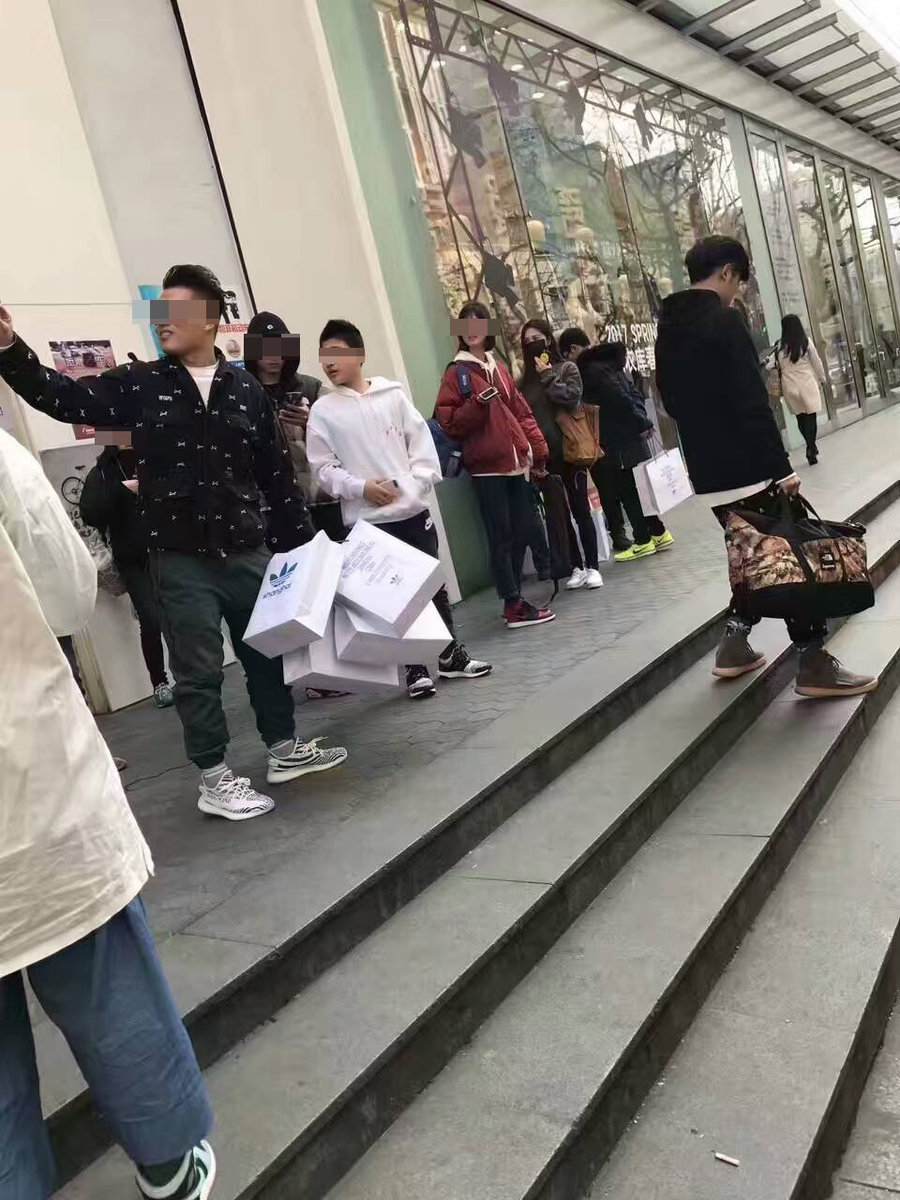 CP9654,Yeezy 350 Boost,Yeezy 3 CP9654 白斑马 Yeezy 的发售堪比万圣节狂欢