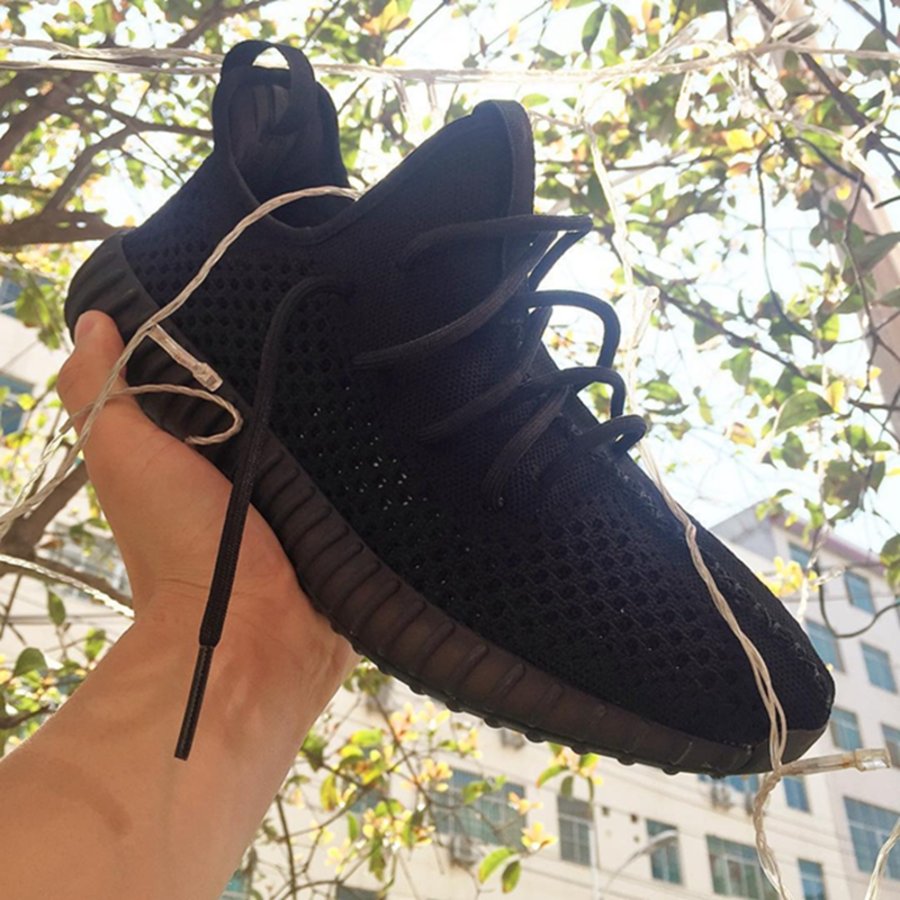 Yeezy 350 Boost V2,adidas  又出现一款镂空设计的 Yeezy！这回可不怕脏了