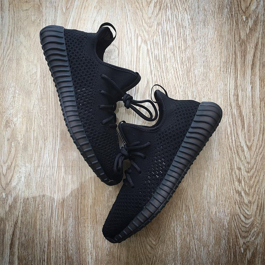 Yeezy 350 Boost V2,Yeezy 350 B  目前已经有 3 款镂空版本 Yeezy 350 Boost V2 曝光