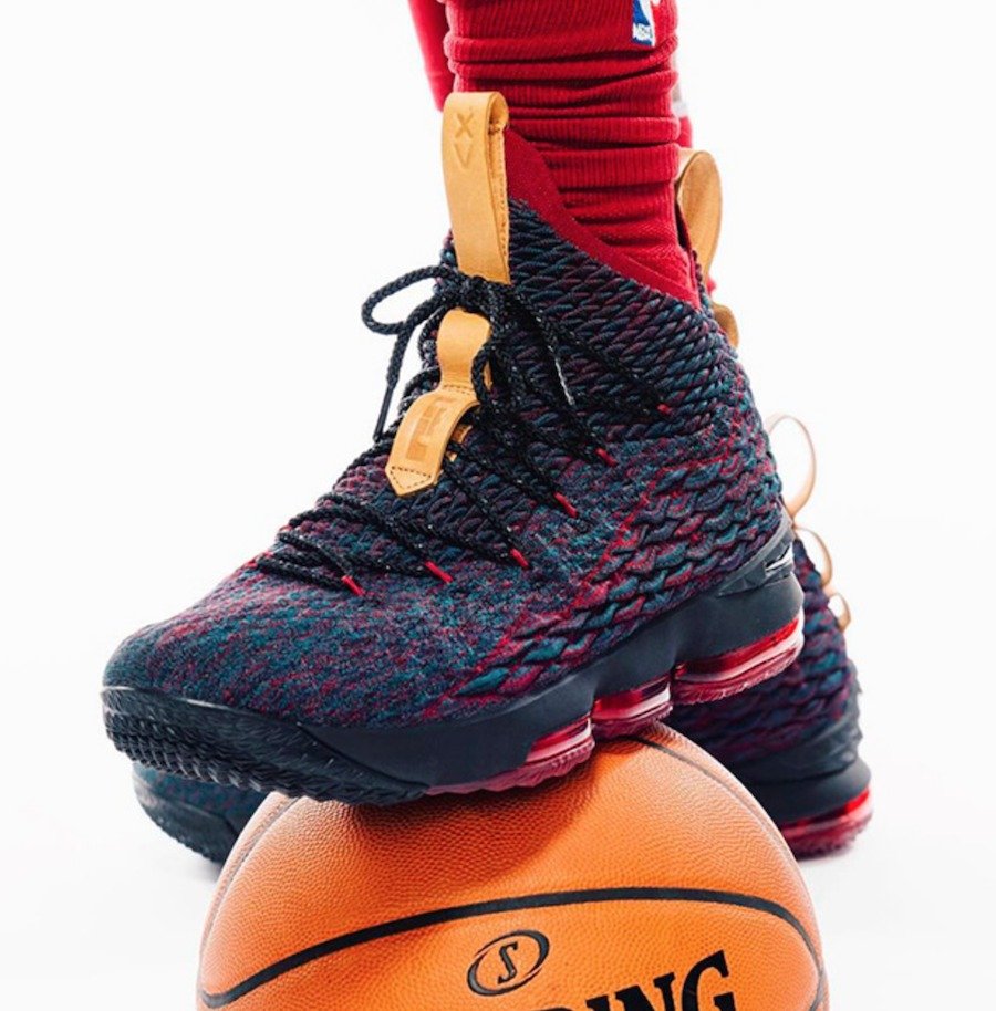 Nike,LeBron 15  又一双新配色！詹皇媒体日上脚 LeBron 15 “Cavs”