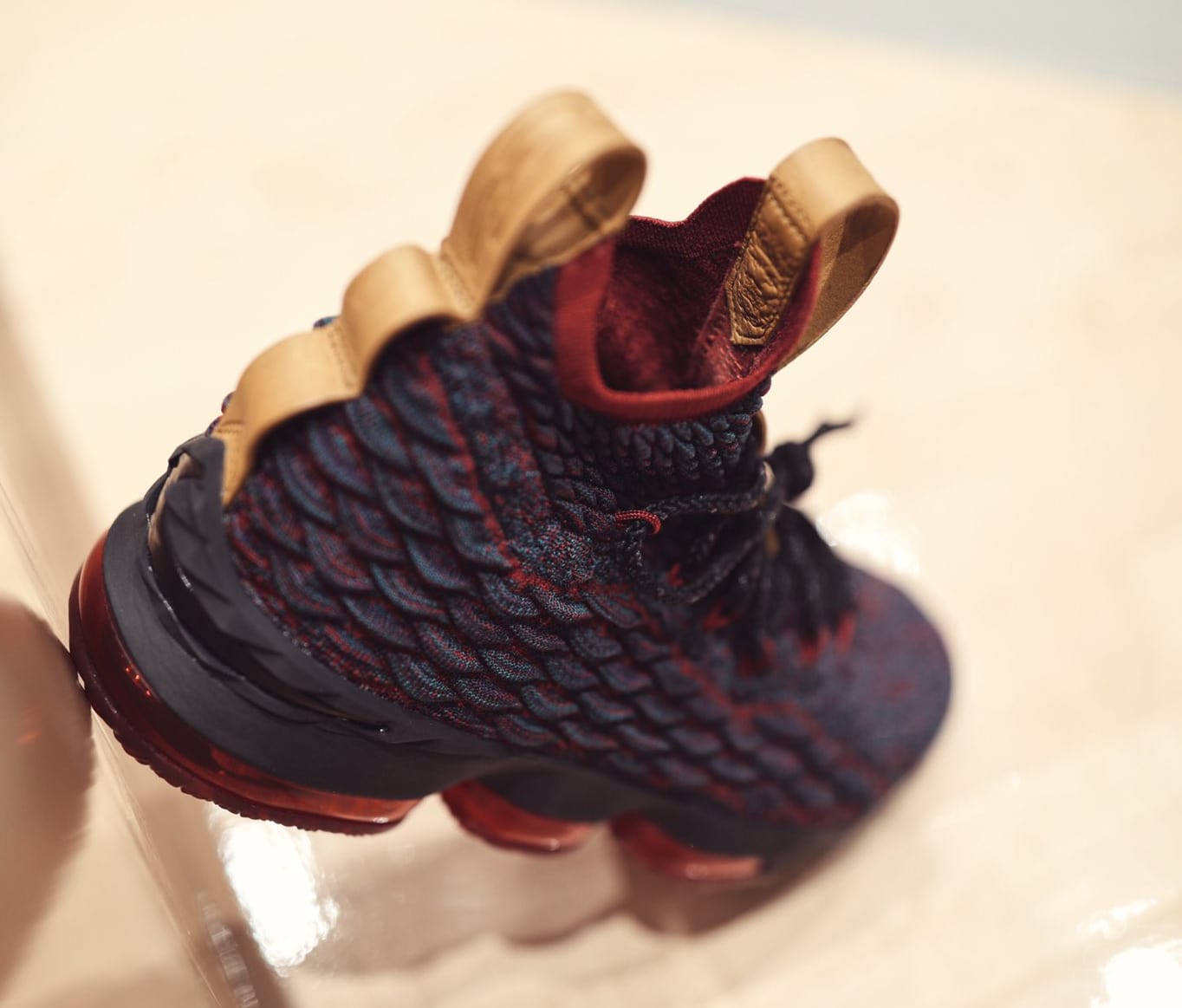 LeBron 15,Cavs,Nike  骑士队蓝红装扮！LeBron 15 “Cavs” 将于 12 月登场