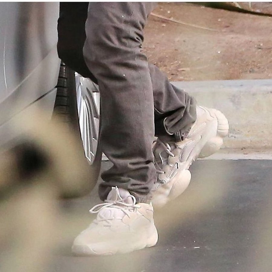 Kanye West,Yeezy  侃爷夫妇轮番上阵！卡戴珊上脚 Yeezy 复古新鞋款亮相街头
