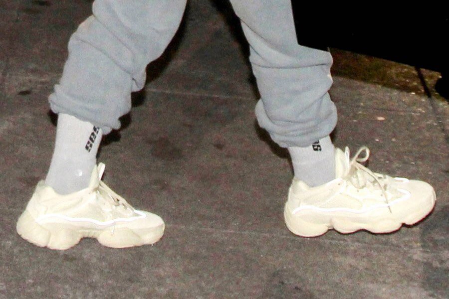 Kanye West,Yeezy  侃爷夫妇轮番上阵！卡戴珊上脚 Yeezy 复古新鞋款亮相街头