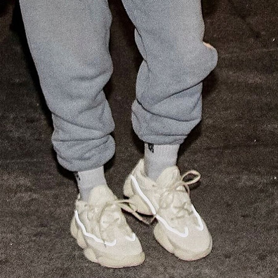 Kanye West,Yeezy  侃爷夫妇轮番上阵！卡戴珊上脚 Yeezy 复古新鞋款亮相街头