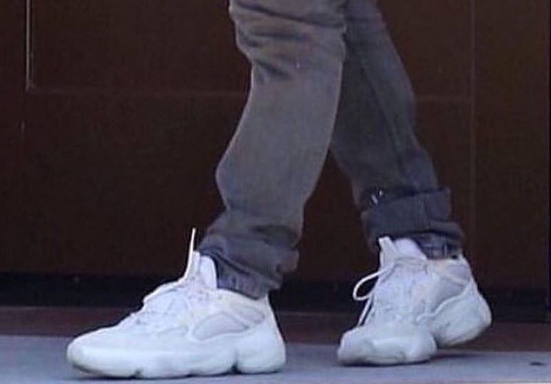 Kanye West,Yeezy  侃爷夫妇轮番上阵！卡戴珊上脚 Yeezy 复古新鞋款亮相街头