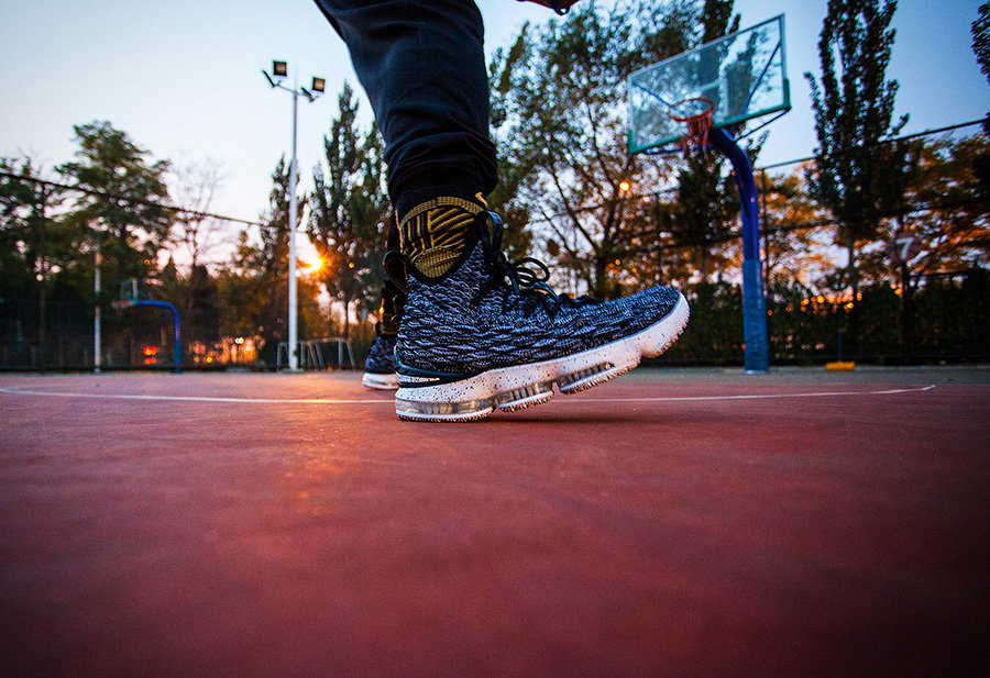 奥,利奥,装扮,灰烬,配色,LeBron,“,Ashes,” 实战测评 奥利奥装扮！灰烬配色 LeBron 15 “Ashes” 刚刚上架！