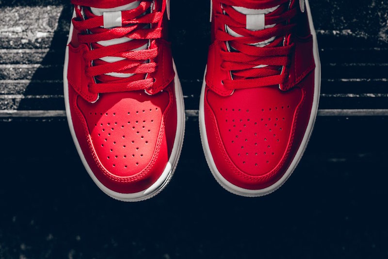 Air Jordan 1,AJ1,554724-600  喜庆大红！Air Jordan 1 Mid 现已发售