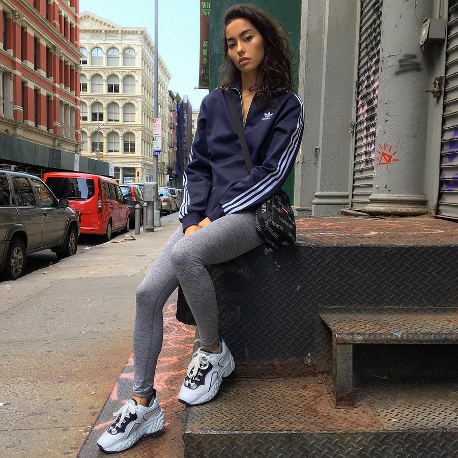 Triple-S,Balenciaga 巴黎世家 潮流女神 Adrianne Ho 穿多少尺码的鞋？这次你终于有机会知道了！