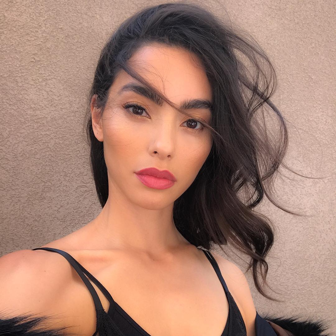 Triple-S,Balenciaga 巴黎世家 潮流女神 Adrianne Ho 穿多少尺码的鞋？这次你终于有机会知道了！