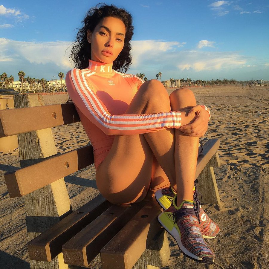 Triple-S,Balenciaga 巴黎世家 潮流女神 Adrianne Ho 穿多少尺码的鞋？这次你终于有机会知道了！