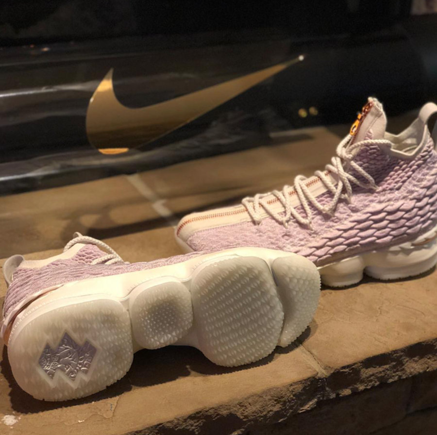 KITH,LeBron 15,Nike  清新又奢华！粉白配色 KITH x LeBron 15 实物曝光