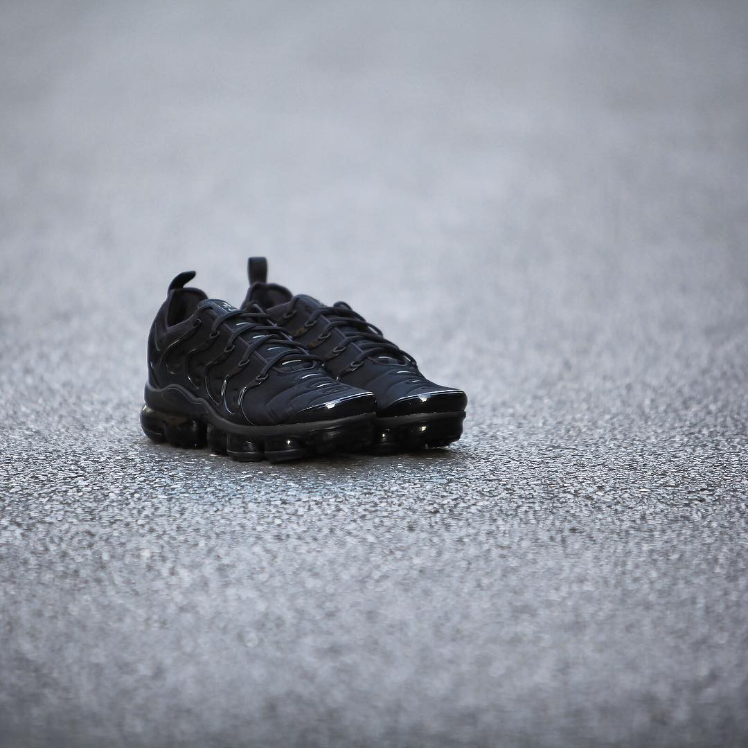 Nike, Air VaporMax Plus  经典与现代的碰撞！纯黑 Air VaporMax Plus 实物图释出！