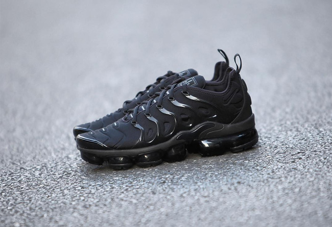 Nike, Air VaporMax Plus  经典与现代的碰撞！纯黑 Air VaporMax Plus 实物图释出！