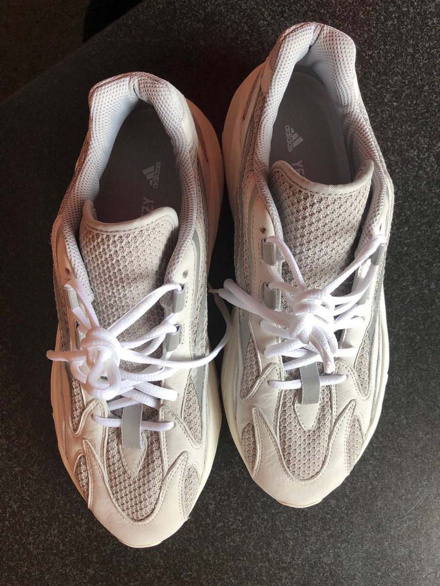 Yeezy 700,Yeezy  Yeezy 700 还没发售，侃爷又曝光了它的 V2 版本