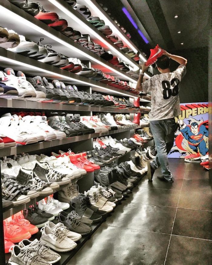 已经有 5000 多双,两年前他自己晒出的这面鞋墙想必不少人都不陌生