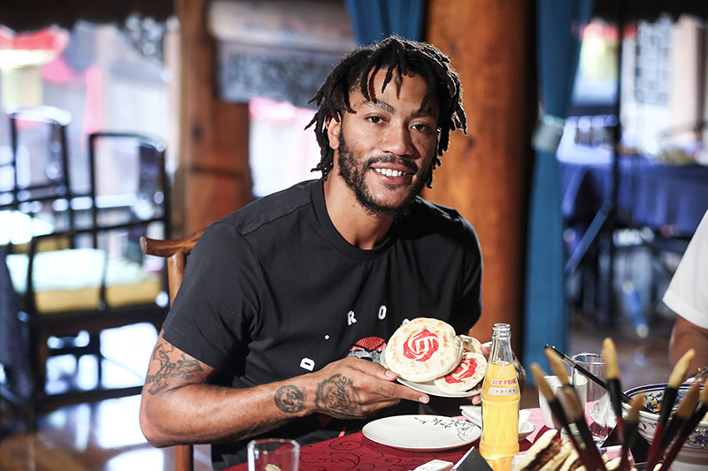 罗斯化身 "快递小哥" 为球迷送上神秘大礼,2018 中国行完整回顾