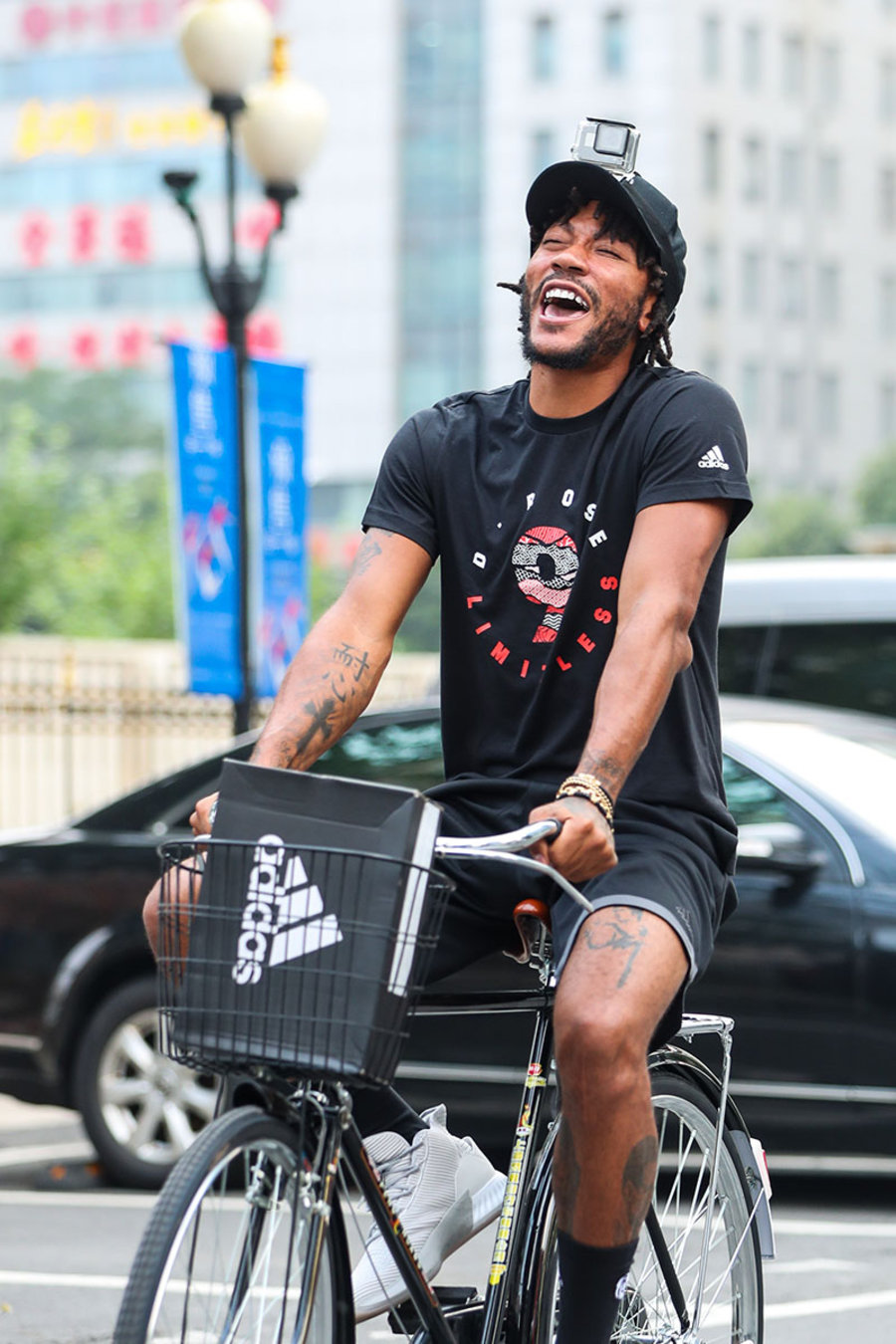 罗斯化身 "快递小哥" 为球迷送上神秘大礼,2018 中国行完整回顾