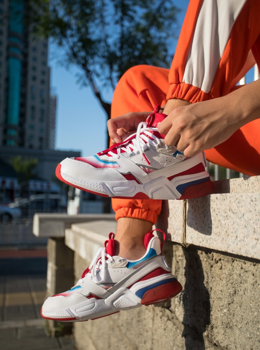 灵感来自李宁第一双运动鞋!时装周 「隐藏 boss」 开箱   上脚!