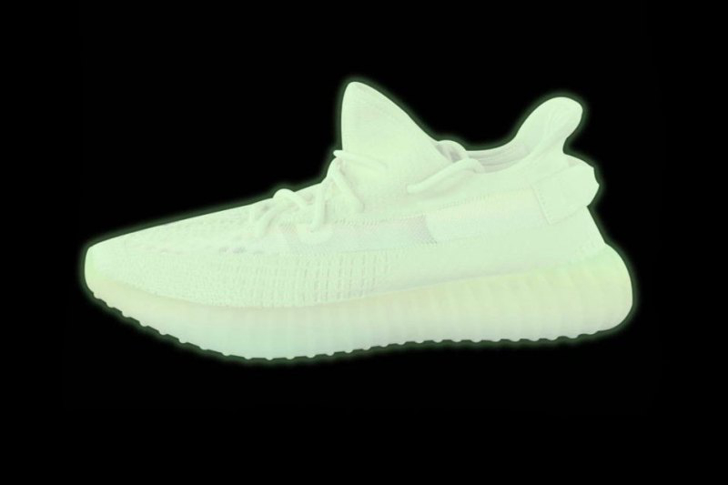 adidas,Yeezy 350 V2,发售  侃爷亲晒两款夜光 Yeezy 350 V2！或将于 12 月发售！