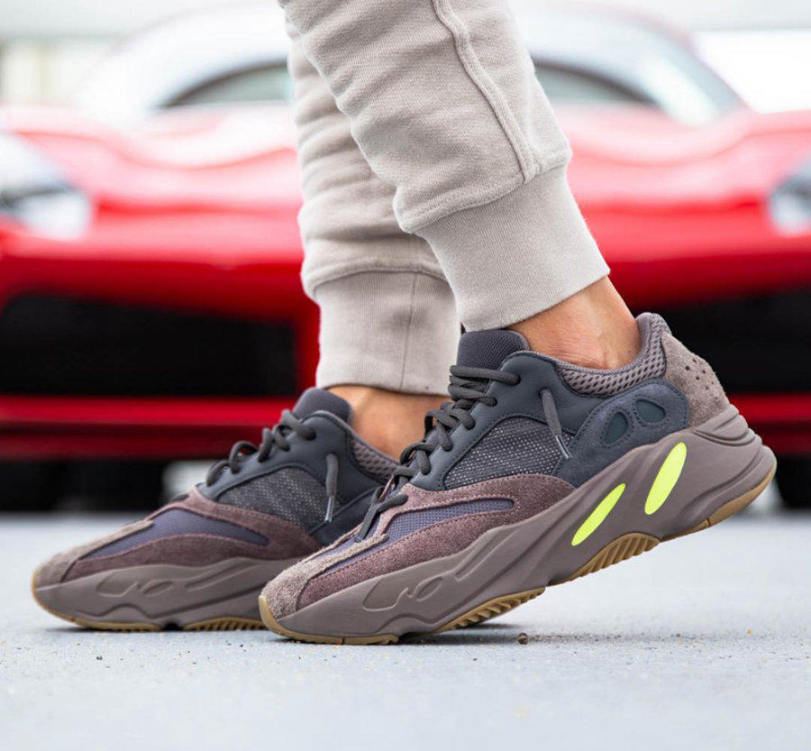 yeezy 700 "mauve" 将于月底发售
