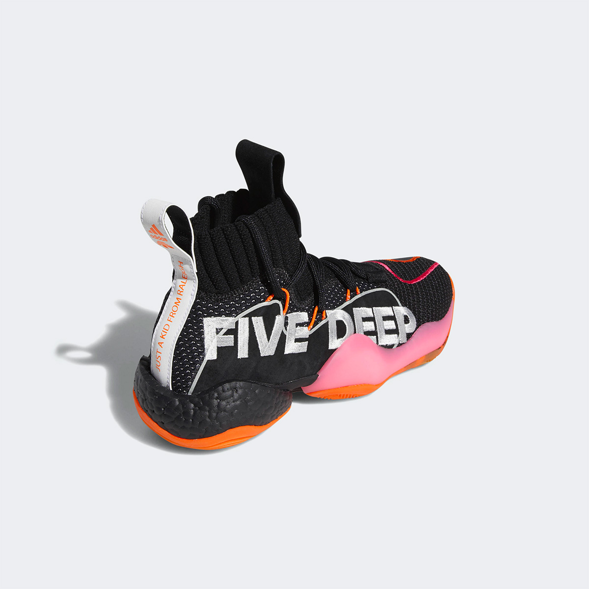 cn/item/ee9059鞋舌以三条杠和三叶草 logo 并列呈现,后跟细节也颇有