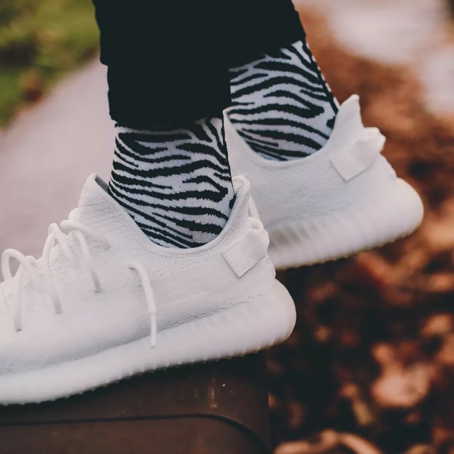 Yeezy  双 11 推荐第一弹！Yeezy700、AJ3黑水泥！还有长裤、卫衣、羽绒服！