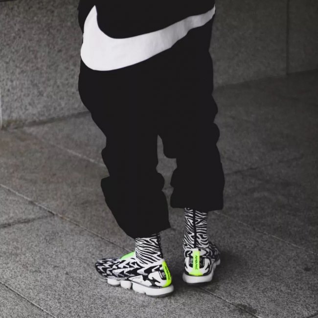 Yeezy  双 11 推荐第一弹！Yeezy700、AJ3黑水泥！还有长裤、卫衣、羽绒服！